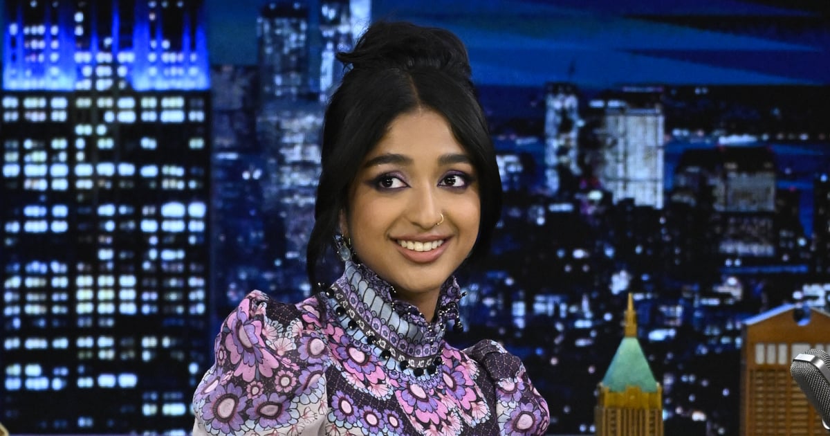 Vestido e salto plataforma de Maitreyi Ramakrishnan em Fallon