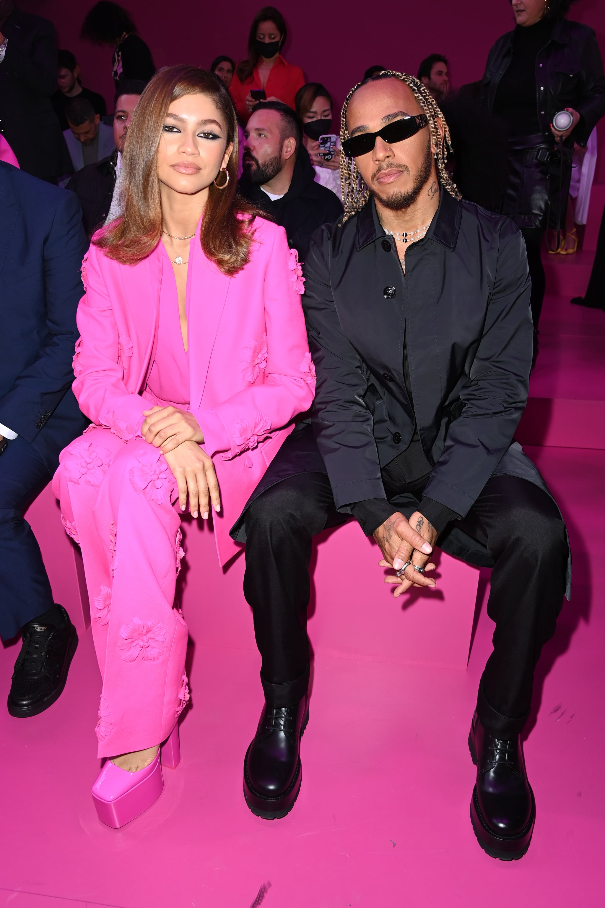 PARIS, FRANÇA - 06 DE MARÇO: (SOMENTE PARA USO EDITORIAL - Para uso não editorial, solicite a aprovação da Fashion House) Zendaya e Lewis Hamilton participam do desfile Valentino Womenswear Outono/Inverno 2022/2023 como parte da Paris Fashion Week em 06 de março de 2022 em Paris, França.  (Foto de Pascal Le Segretain/Getty Images)