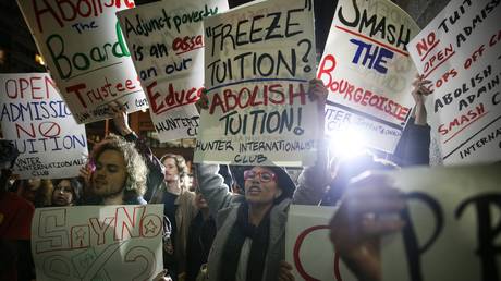 FOTO DE ARQUIVO: Estudantes protestam contra o aumento da dívida estudantil em Nova York.  © Cem Ozdel / Agência Anadolu / Getty Images