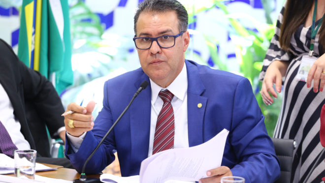 Deputado pede que Moraes reconsidere proibição de armas a policiais