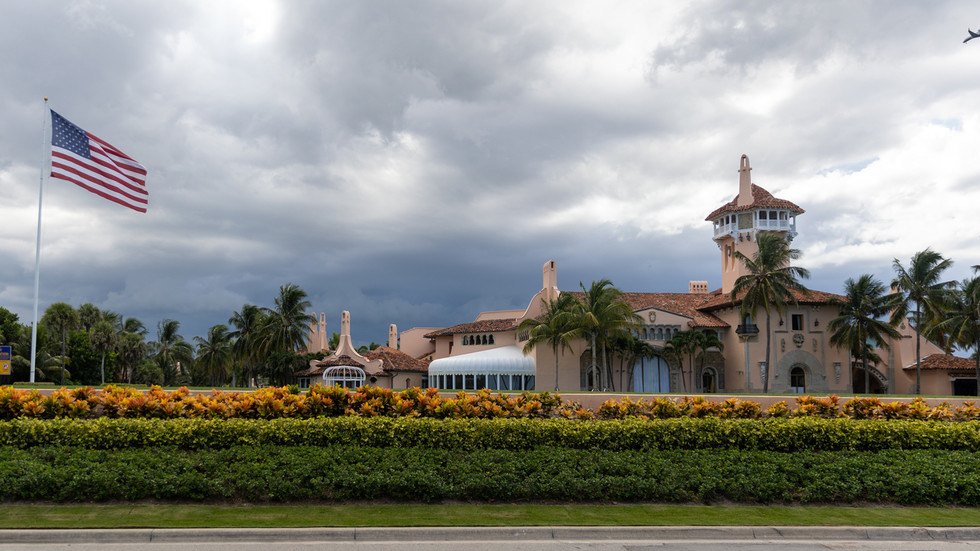 Tribunal revela o que FBI tirou de Mar-a-Lago — RT World News