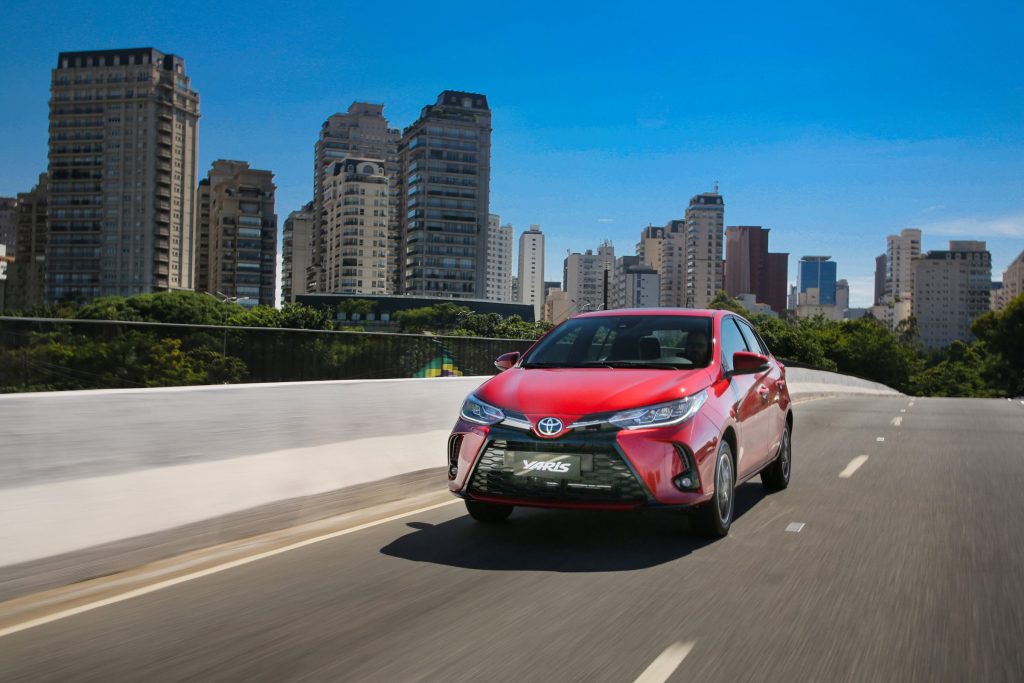 Confira os detalhes do Toyota Yaris 2023 na versão XL;  a versão é a mais barata da linha e modelo de entrada da marca