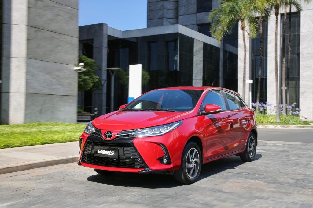 Confira os detalhes do Toyota Yaris 2023 na versão XL;  a versão é a mais barata da linha e modelo de entrada da marca