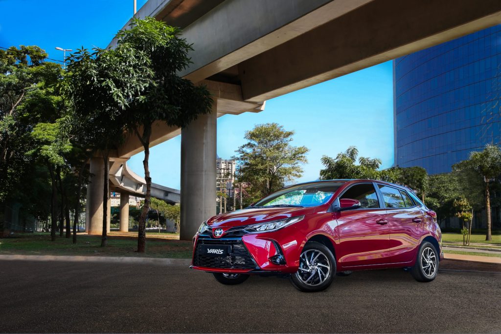 Confira os detalhes do Toyota Yaris 2023 na versão XL;  a versão é a mais barata da linha e modelo de entrada da marca