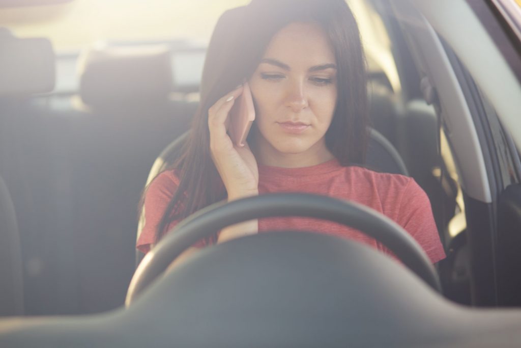 De acordo com dados, o Brasil registra cerca de 30 infrações por hora por uso indevido de celular ao volante