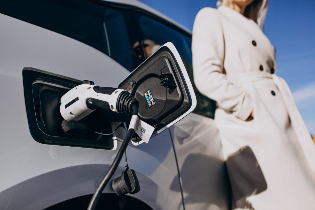 A França estuda a medida que tem o objetivo de realizar o aluguel de carros elétricos aos cidadãos por 100 euros ao mês