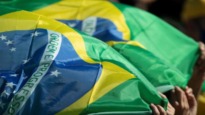acompanhe a manhã de desfiles e manifestações no Brasil