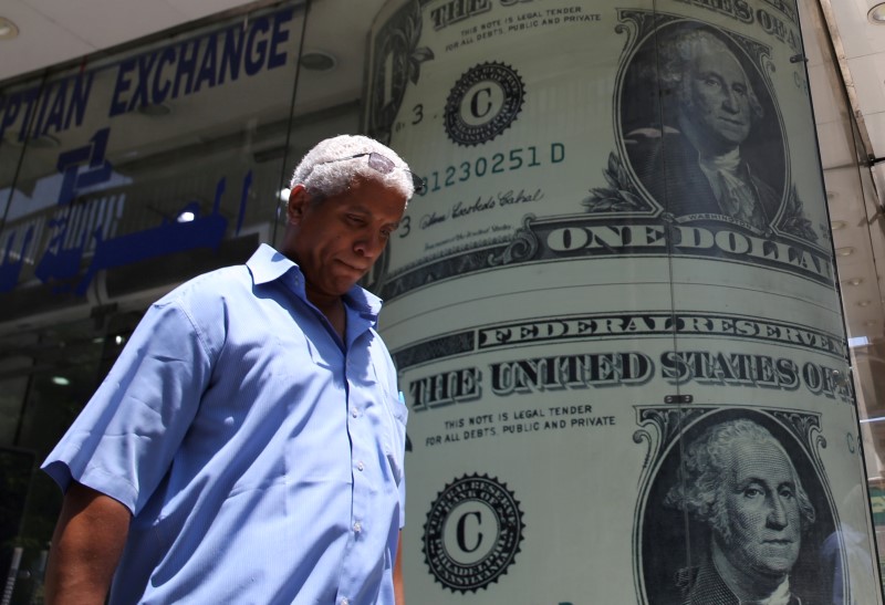Libra recua a patamar mais baixo contra dólar desde 1985 Por Reuters