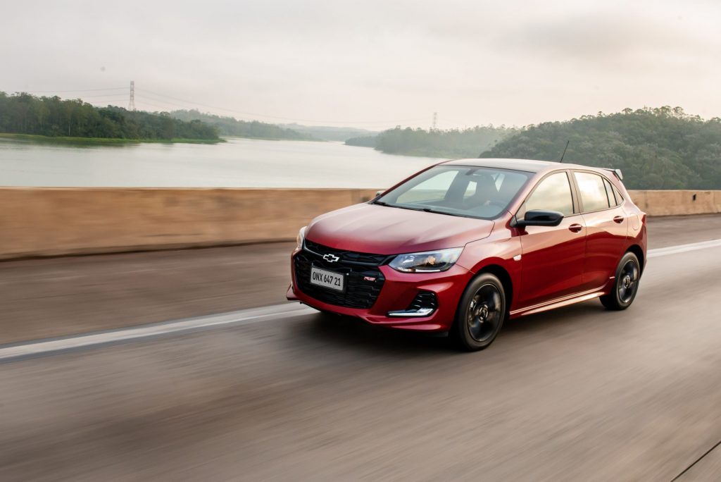 O Chevrolet Onix 2024 deve ser apresentado com um perfil mais esportivo e um visual alinhado com os lançamentos recentes da marca