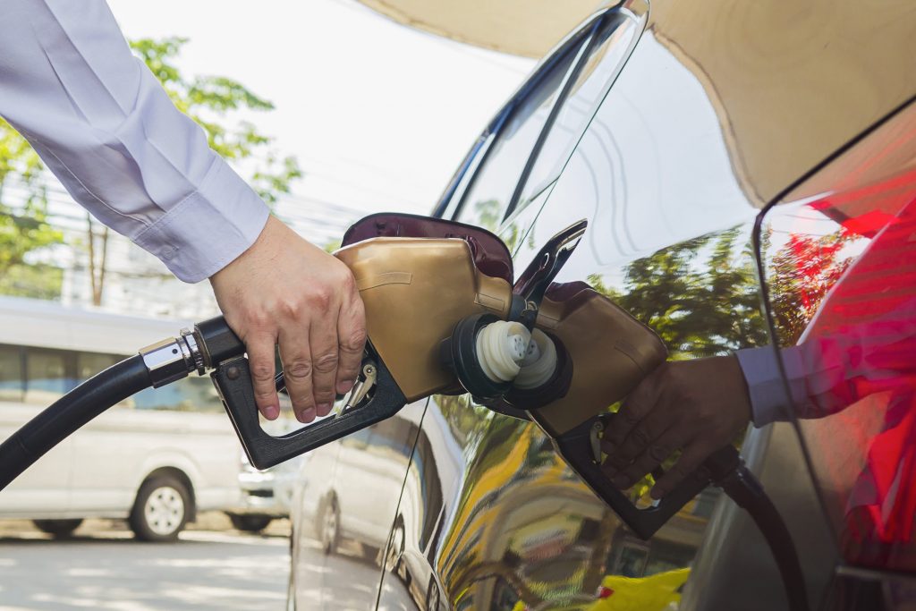 Após o último reajuste nas refinarias, o preço da gasolina cai apenas 0,80%