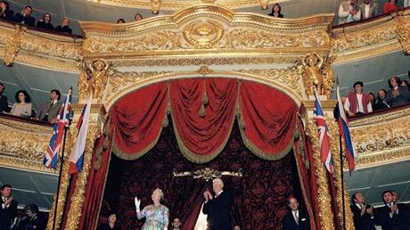 FOTO DO ARQUIVO.  Visita da Rainha Elisabeth II a Moscou, Rússia, em 17 de outubro de 1994. Rainha Elisabeth com Boris Yeltsin no Teatro Bolshoi.  © Gamma-Rapho via Getty Images