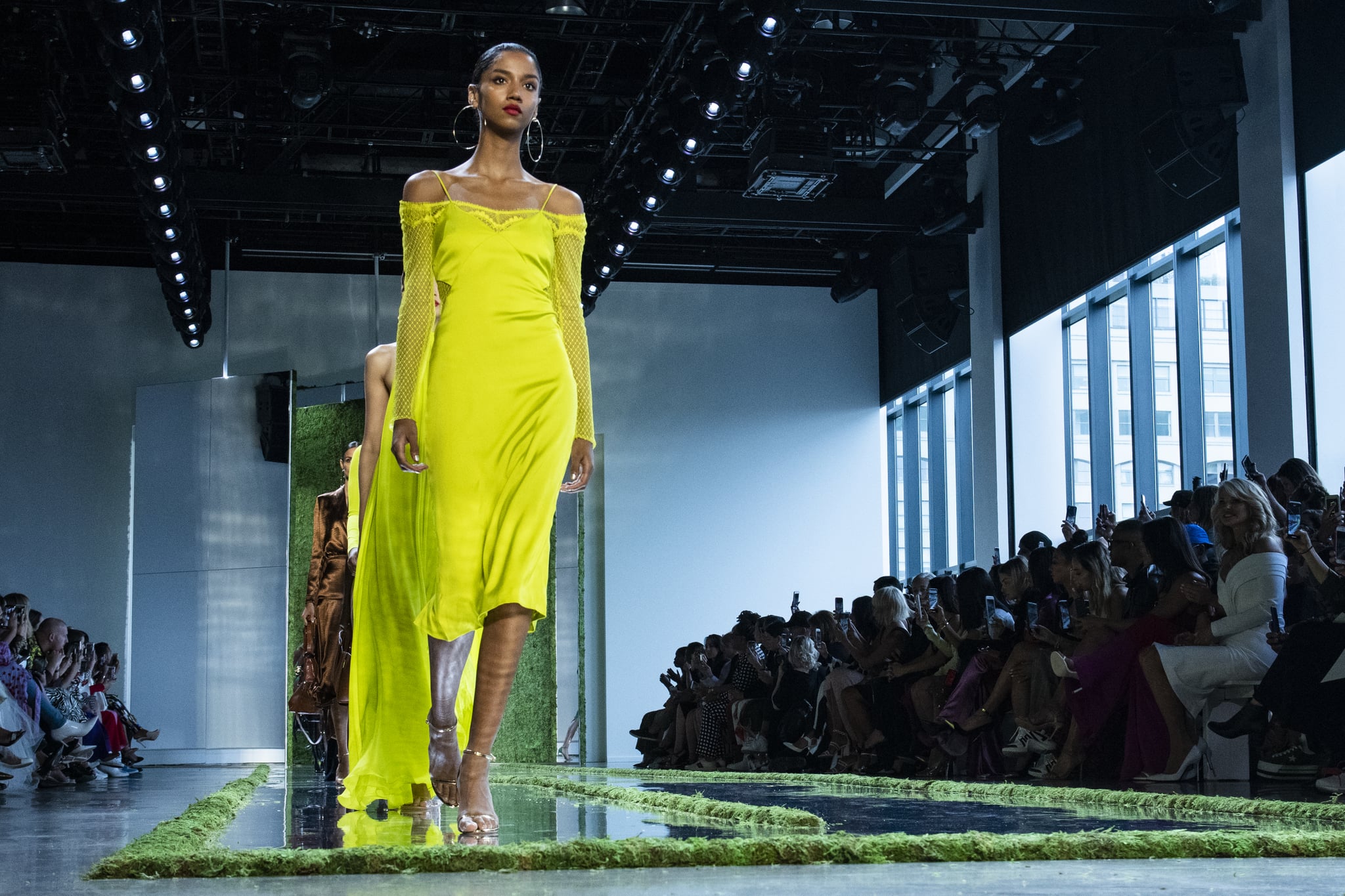 NOVA YORK, NY - 07 DE SETEMBRO: Um modelo anda na pista no desfile de moda Cushnie durante a Semana de Moda de Nova York em 7 de setembro de 2018 na cidade de Nova York.  (Foto de Pietro D'aprano/FilmMagic,,)