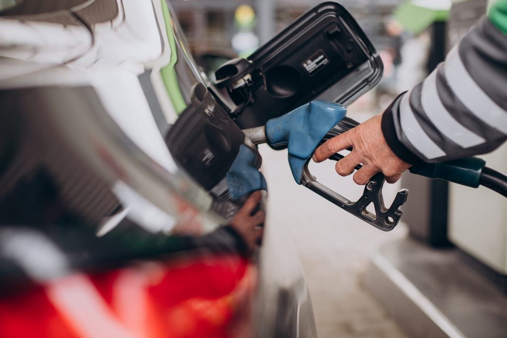 Entre os meses de julho e agosto de 2022, a gasolina ficou 11% mais barata.  Já no comparativo anual, o combustível está % mais acessível