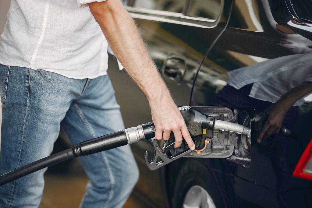 Entre os meses de julho e agosto de 2022, a gasolina ficou 11% mais barata.  Já no comparativo anual, o combustível está % mais acessível