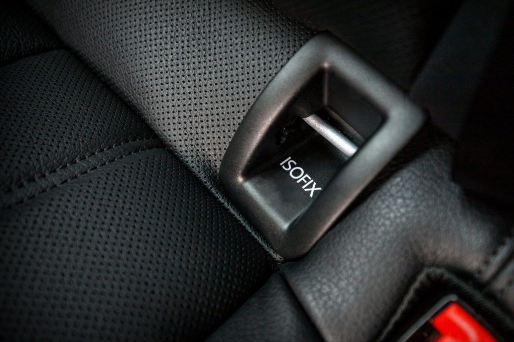 Entenda o que é, como funciona e que diferencia o sistema Isofix do carro em relação ao método usado anteriormente