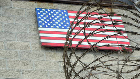 A bandeira dos EUA na Base Naval dos EUA na Baía de Guantánamo, Cuba, em 7 de agosto de 2013