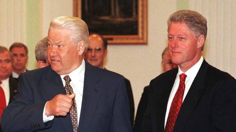 Boris Yeltsin conversa com o presidente dos EUA, Bill Clinton, antes das conversas no Kremlin © AFP / Reuters Pool / Sergei Karphukhin