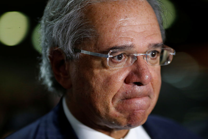 BC fez bom trabalho no controle da inflação e fiscal está “no lugar”, diz Guedes Por Reuters