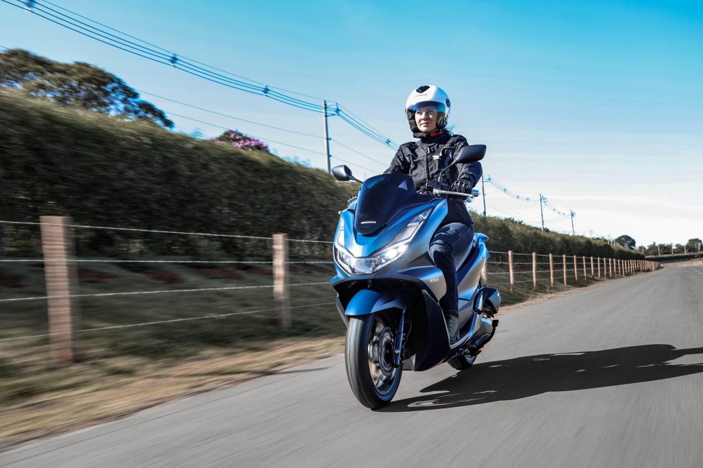 Confira os detalhes da Honda PCX 2023, scooter que estará disponível a partir de outubro no mercado brasileiro