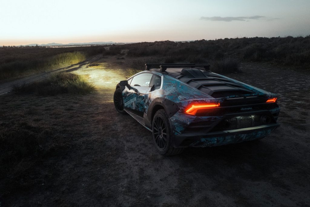 O Lamborghini Huracán Sterrato acaba de ter novas imagens divulgadas.  modelo aventureiro deve ser exibido no próximo Salão de Paris