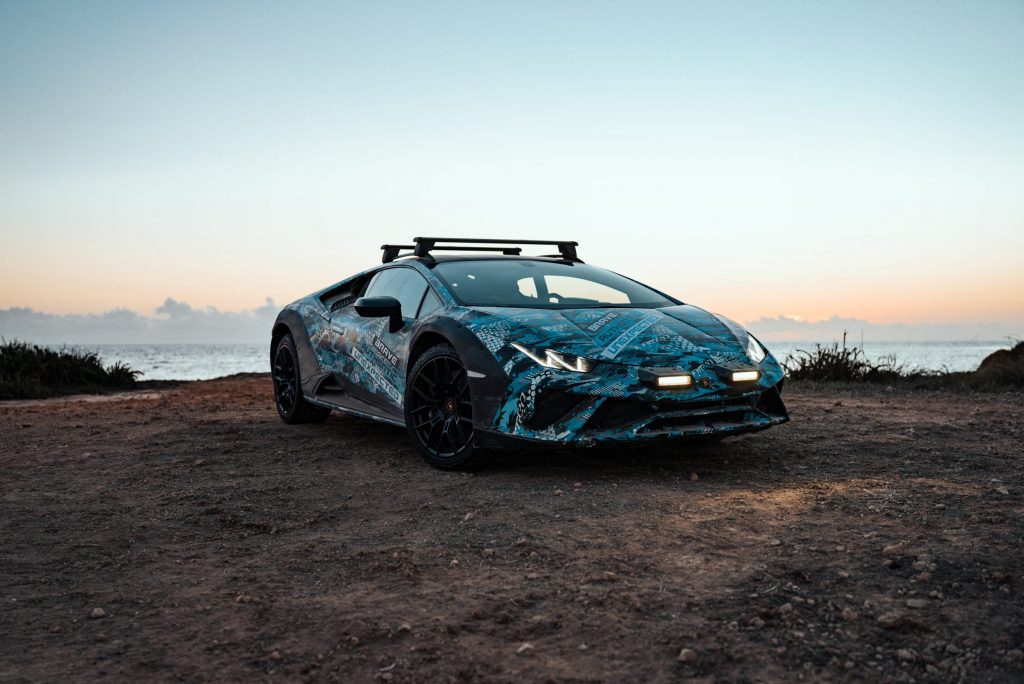 O Lamborghini Huracán Sterrato acaba de ter novas imagens divulgadas.  modelo aventureiro deve ser exibido no próximo Salão de Paris