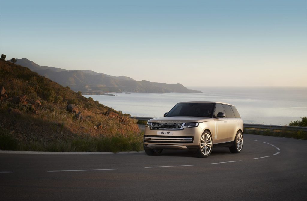 O novo Range Rover já teve a primeira entrega entregue para o primeiro cliente no mercado nacional