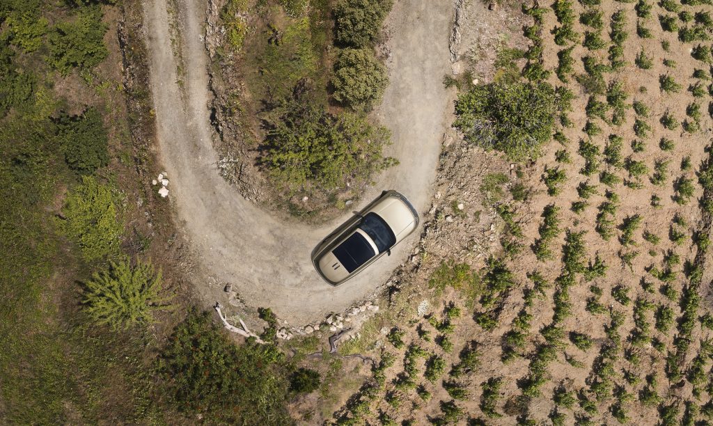 O novo Range Rover já teve a primeira entrega entregue para o primeiro cliente no mercado nacional