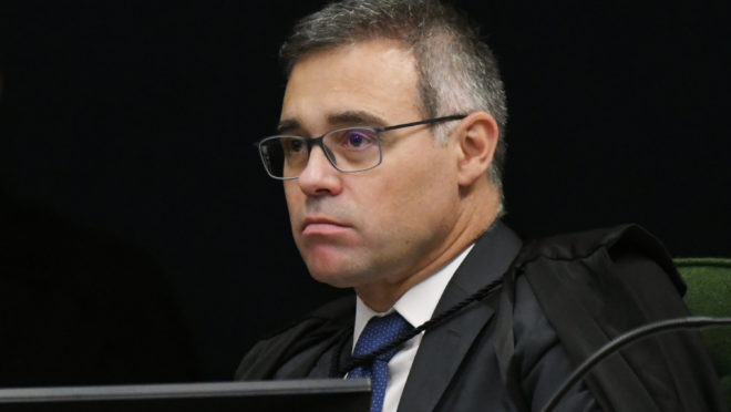 Mendonça nega pedido para investigar família Bolsonaro por compra de imóveis
