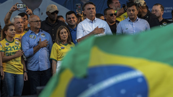 Qual é a estratégia de Bolsonaro para virar o jogo na reta final do 1º turno