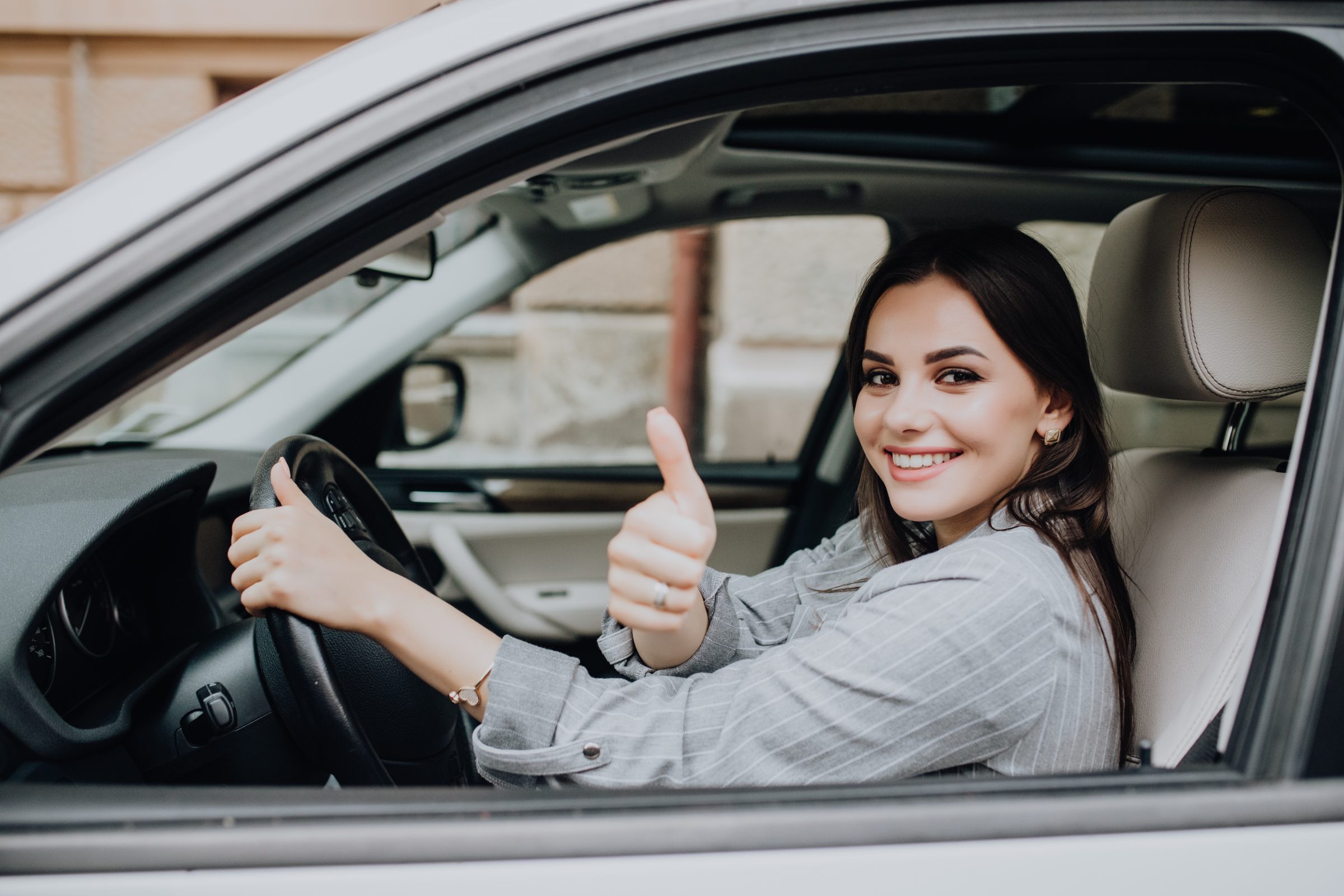 Adesivos de candidatos no carro pode dar multa