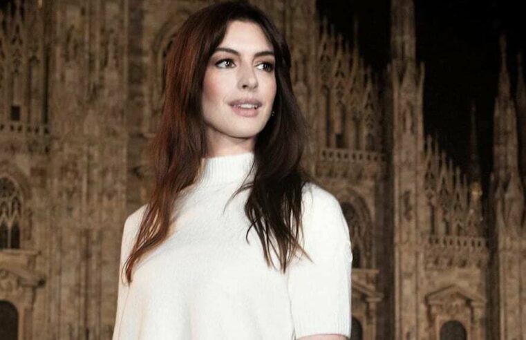 Anne Hathaway na Moncler durante a Semana de Moda de Milão
