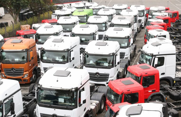 Após anúncio de demissões, trabalhadores da Mercedes-Benz fazem greve