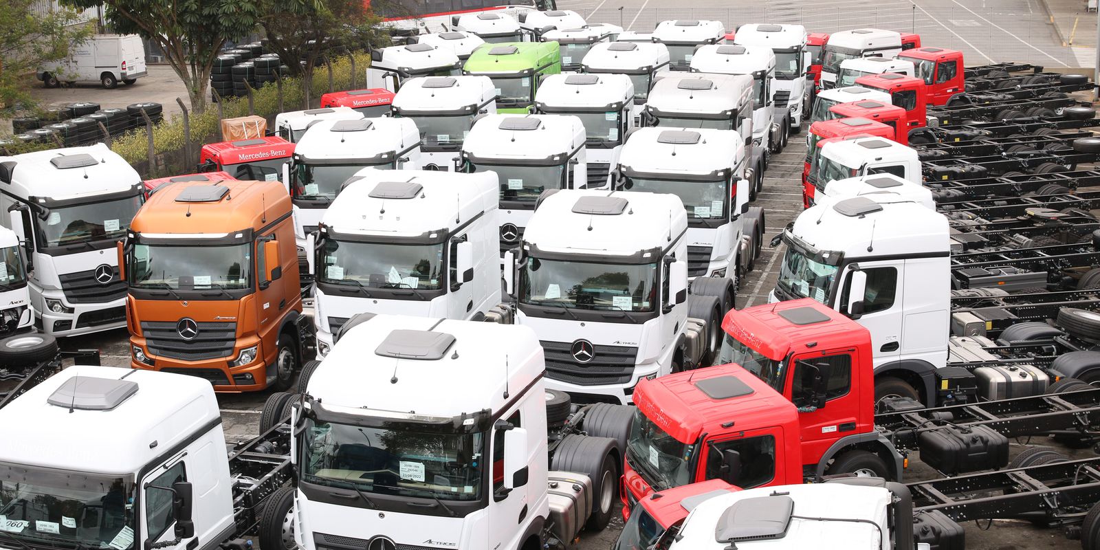 Após anúncio de demissões, trabalhadores da Mercedes-Benz fazem greve