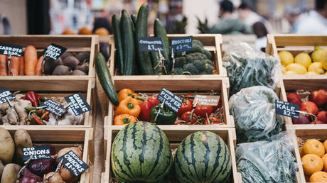 Ativistas veganos ameaçam oferta de laticínios do Reino Unido