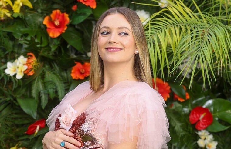 Billie Lourd estreia Baby Bump com vestido Rodarte na estreia