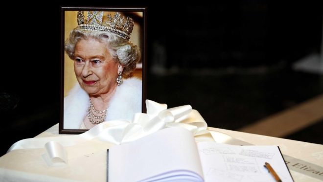 Bolsonaro presta condolência no velório da rainha Elizabeth II em Londres