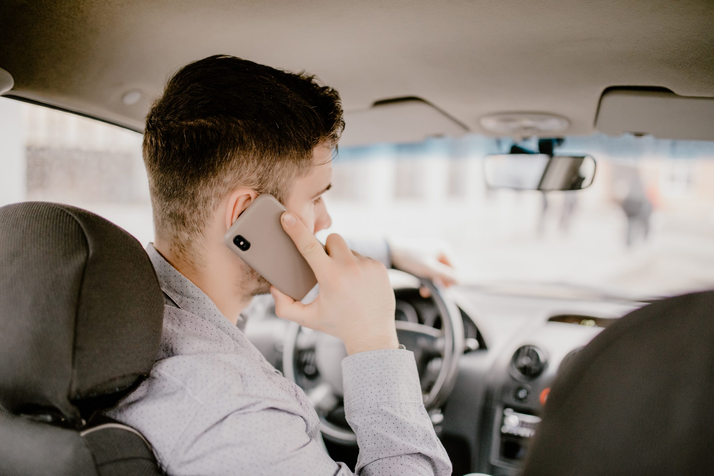 Brasil tem nº impressionante de infrações pelo uso de celular ao volante