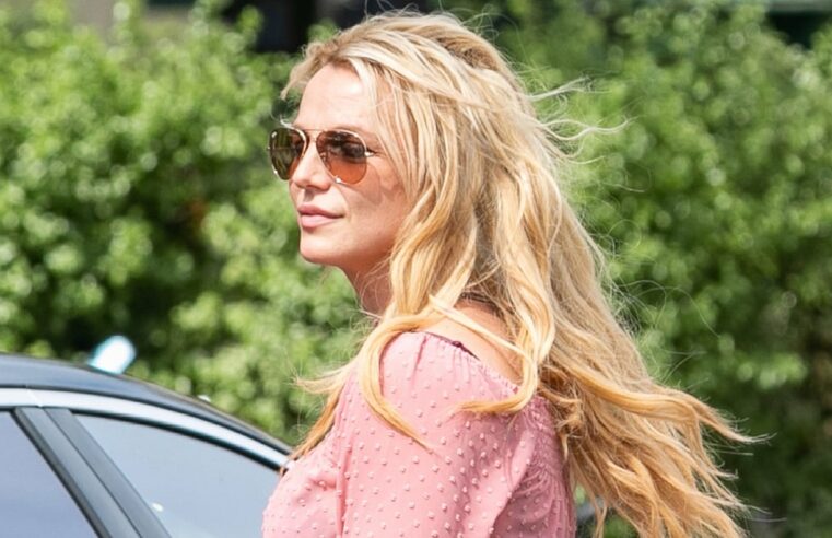 Britney Spears usa biquíni amarelo e rosa de bolinhas