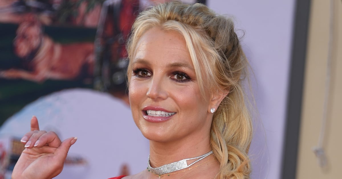 Britney Spears vai à praia de biquíni neon