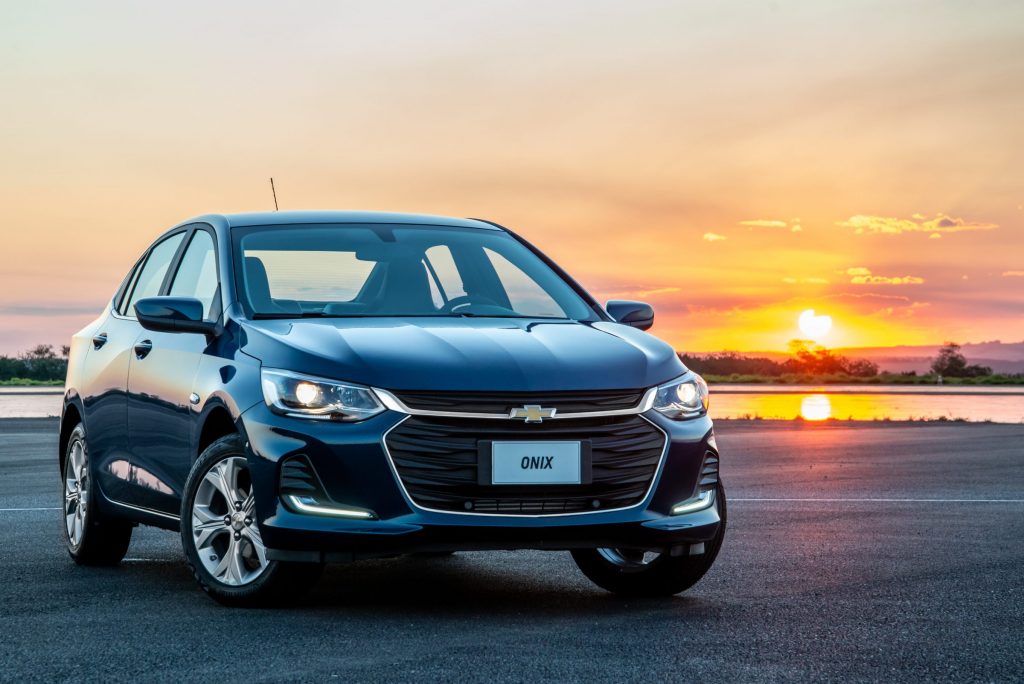 O Chevrolet Onix 2023 é um dos carros mais vendidos do país, veja o que a versão LT entrega de pontos positivos e a lista de equipamentos