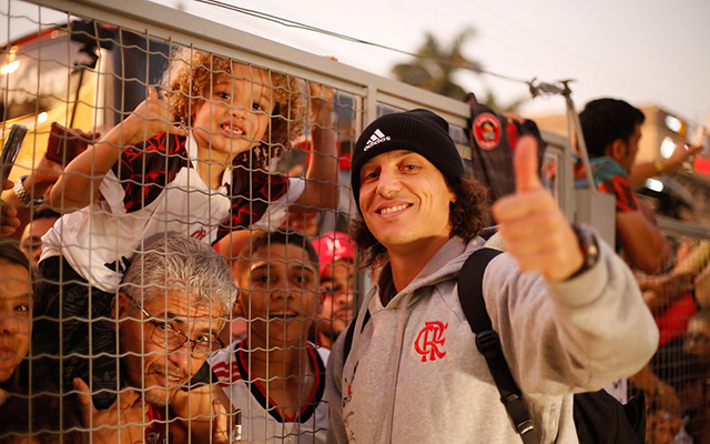 David Luiz rouba a cena em desembarque do Flamengo em Goiânia; veja vídeo – Flamengo – Notícias e jogo do Flamengo