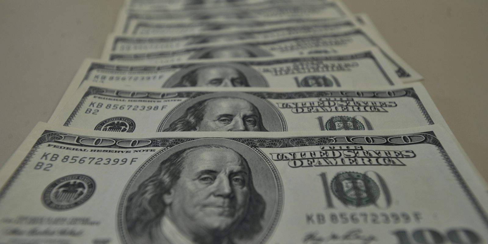 Dólar cai para R$ 5,16 um dia após segundo turno das eleições