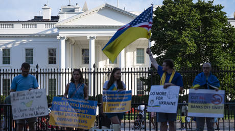 Manifestantes pró-ucranianos do lado de fora da Casa Branca em Washington.  © AFP / Sarah Silbiger