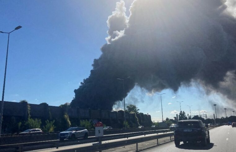 Fumaça escurece o céu sobre Paris (VÍDEOS) — RT World News