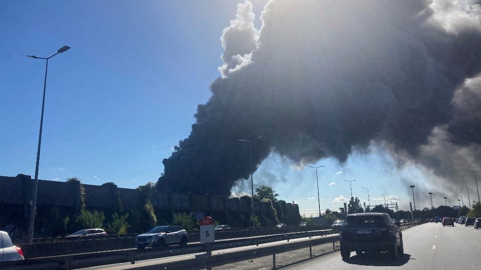 Fumaça escurece o céu sobre Paris (VÍDEOS) — RT World News