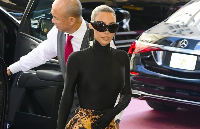 Gola alta Balenciaga de Kim Kardashian e botas Tiger Pantaboots