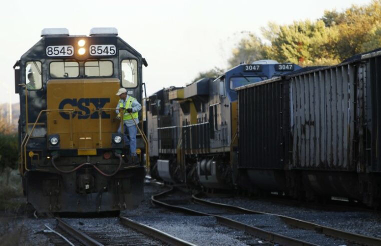 Governo Biden pede que sindicados e empresas ferroviárias evitem greve no setor Por Investing.com