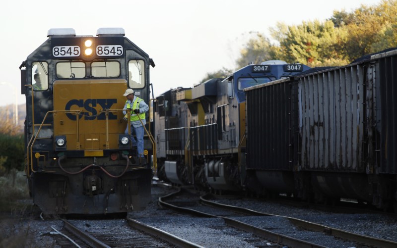 Governo Biden pede que sindicados e empresas ferroviárias evitem greve no setor Por Investing.com