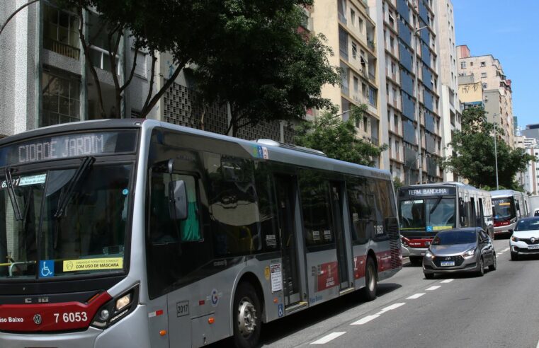 Gratuidade para idosos no transporte público será retomada em SP