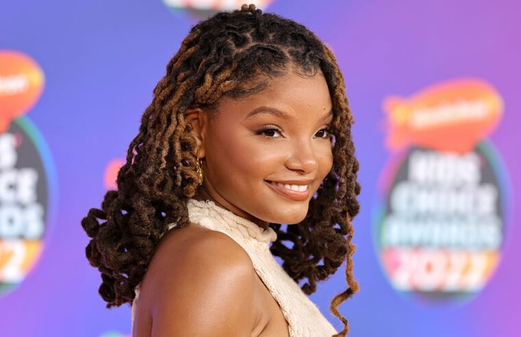 Halle Bailey usa suéter de tricô recortado para noite de encontro